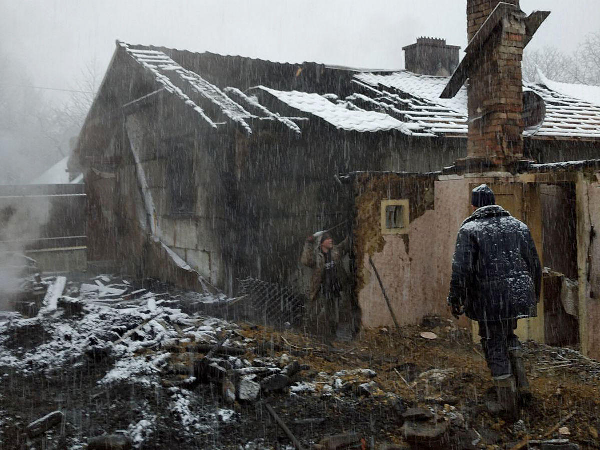 На Тячівщині в пожежі, що знищила 2 хліва, загинули коні, свині та 2 десятки курей (ФОТО)
