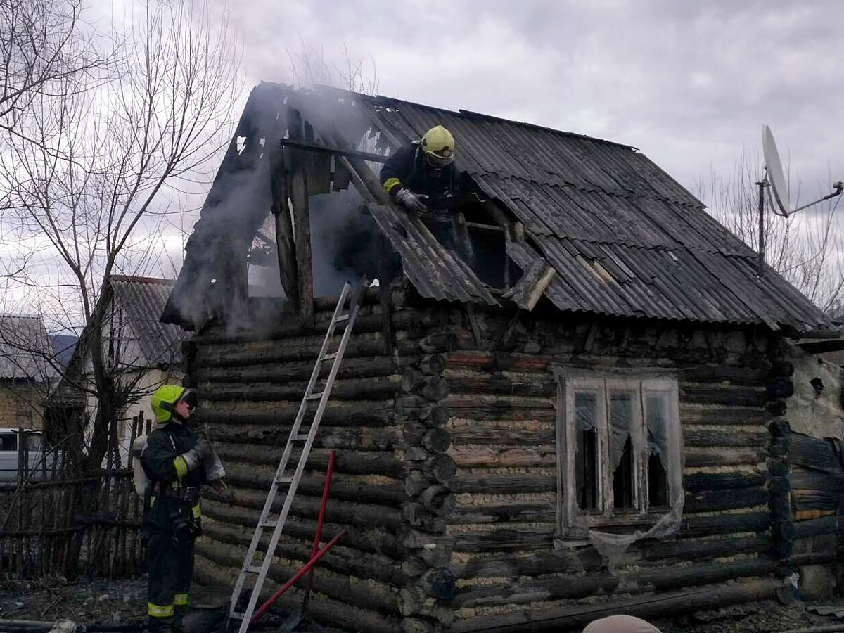 На Закарпатті загорівся будинок, чия власниця розпалила піч і вийшла до сусідів (ФОТО)