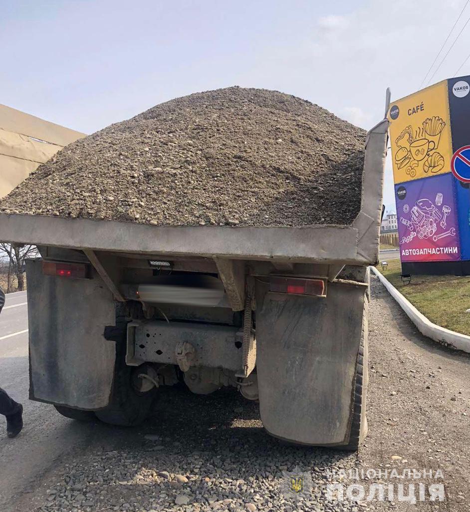 На Тячівщині затримали 2 вантажівки із незаконно добутим гравієм (ФОТО)