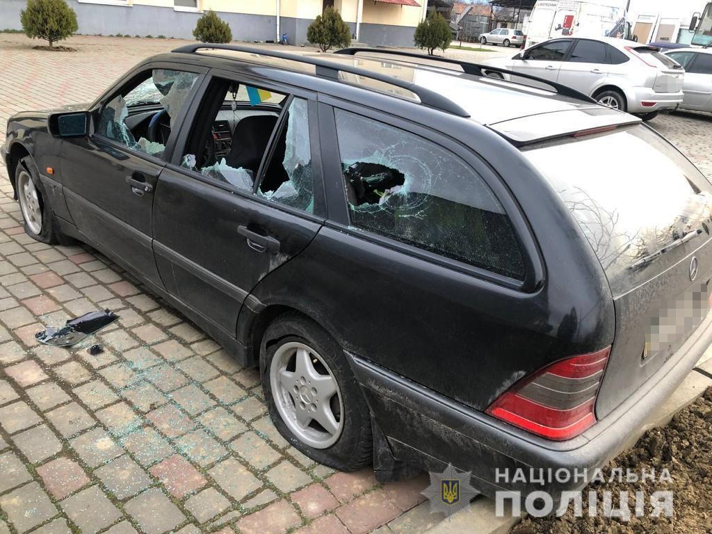 У приужгородському Минаї невідомі побили вікна й порізали колеса в автівці вінничанина (ФОТО)