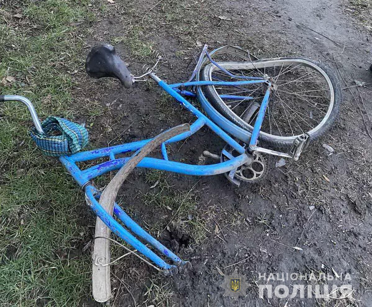У Дубовому на Тячівщині водій легковика, засліплений іншим авто, смертельно наїхав на велосипедиста (ФОТО)