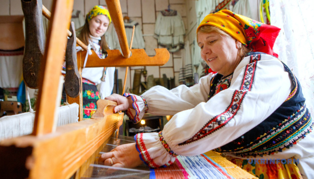 На Закарпатті у сільському музеї під час пандемії почали навчати ткацтва й виготовляти гуні
