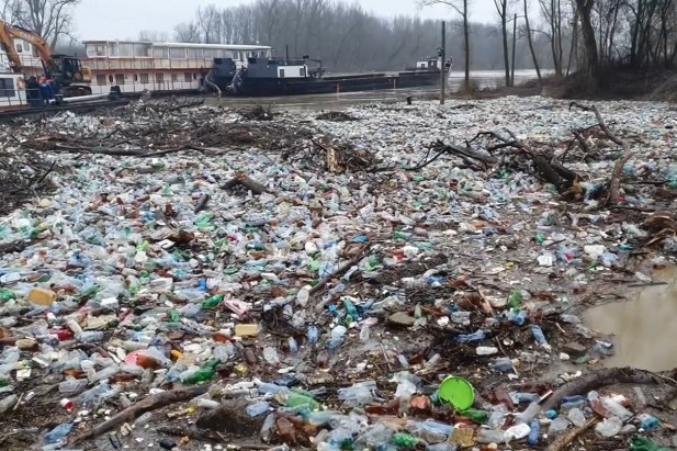 Угорщина знову поскаржилася на тонни сміття, яке припливає Тисою з Закарпаття (ВІДЕО)
