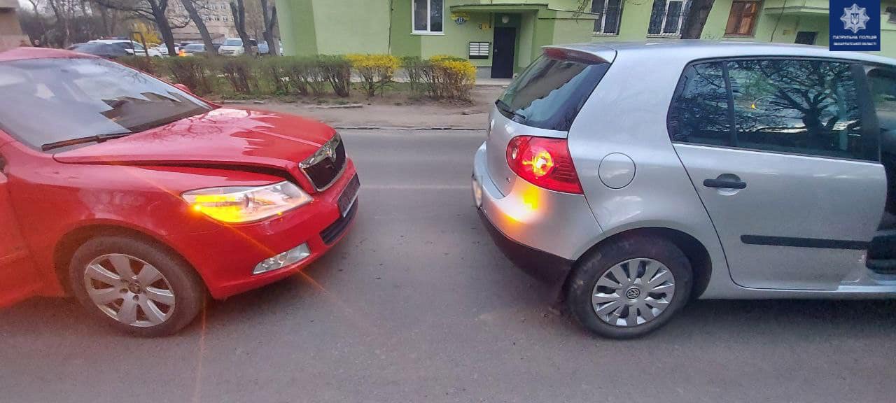 В Ужгороді водій "Шкоди" під дією наркотиків в'їхав у Volkswagen (ФОТО)