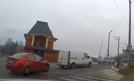 ВІДЕОФАКТ. У Мукачеві авто на швидкості проїхало залізничний переїзд на "червоний" світлофор