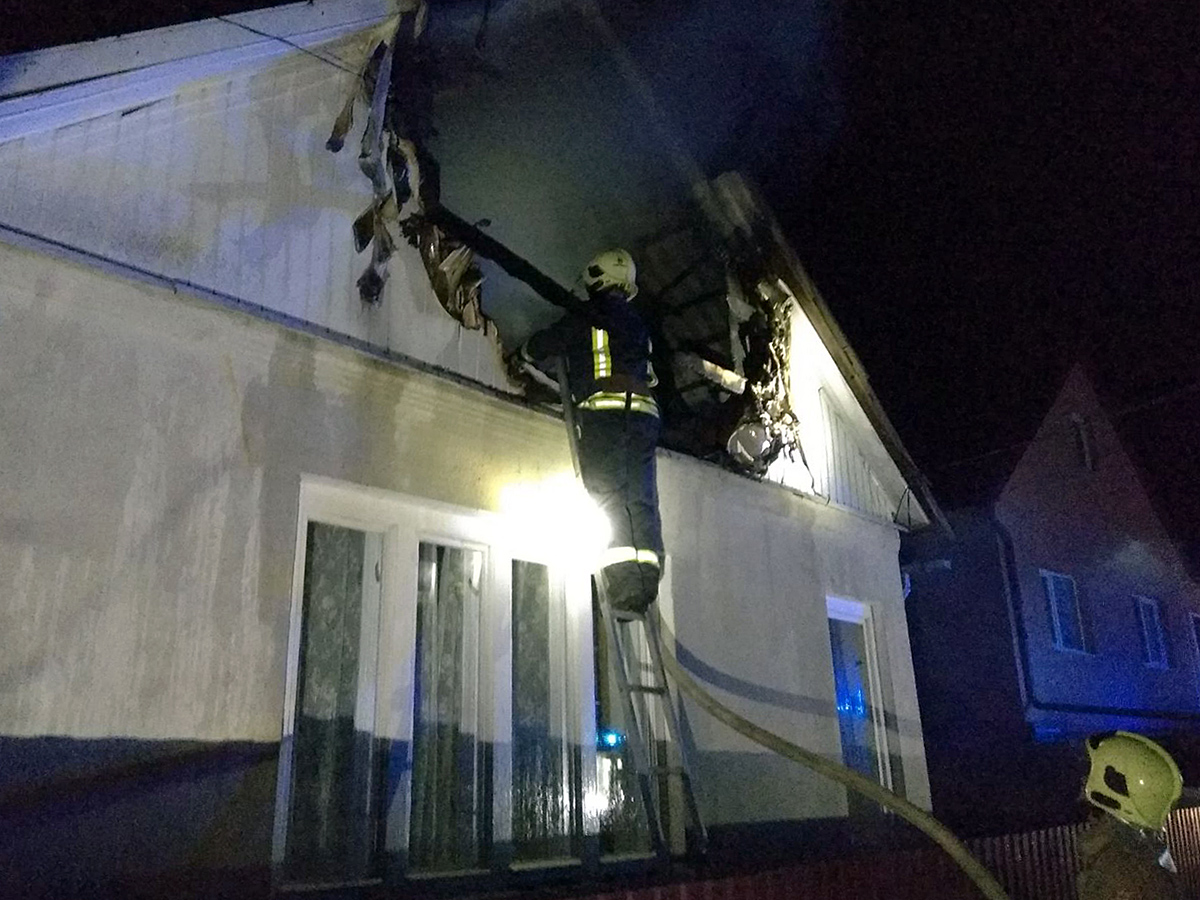 Уночі, ймовірно, через коротке замикання на Берегівщині загорівся будинок (ФОТО)