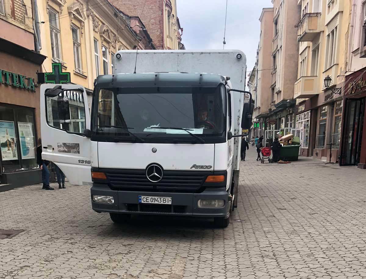В Ужгороді склали постанови на водіїв на заїзд у пішохідну зону (ФОТО)