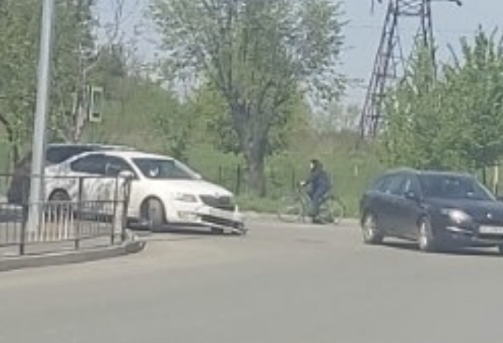 ФОТОФАКТ. У Мукачеві на перехресті зіткнулися кілька авто