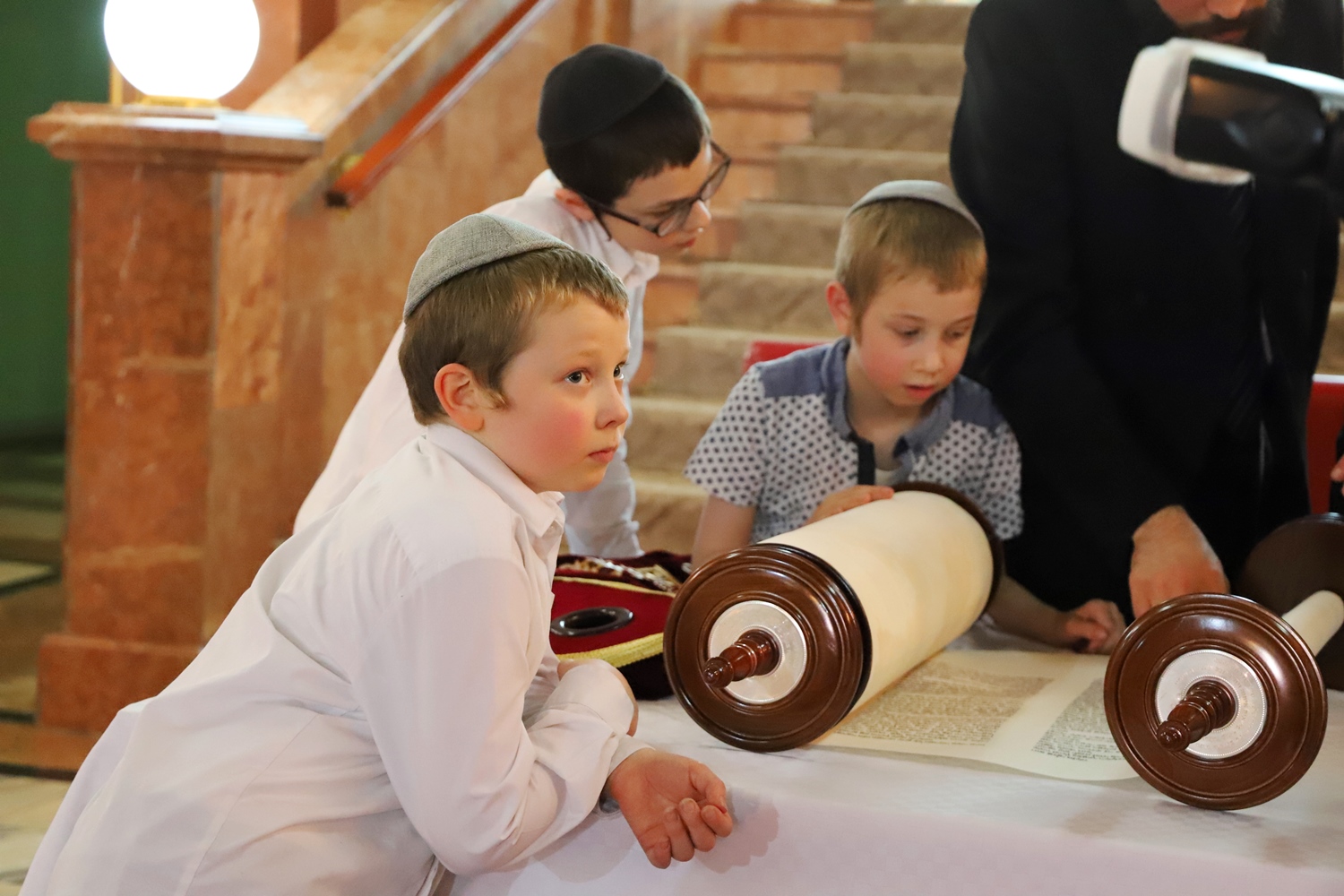 Свято Ахнасат Сефер Тора – внесення нового сувою Тори до синагоги – відбулося в Ужгороді (ФОТО)