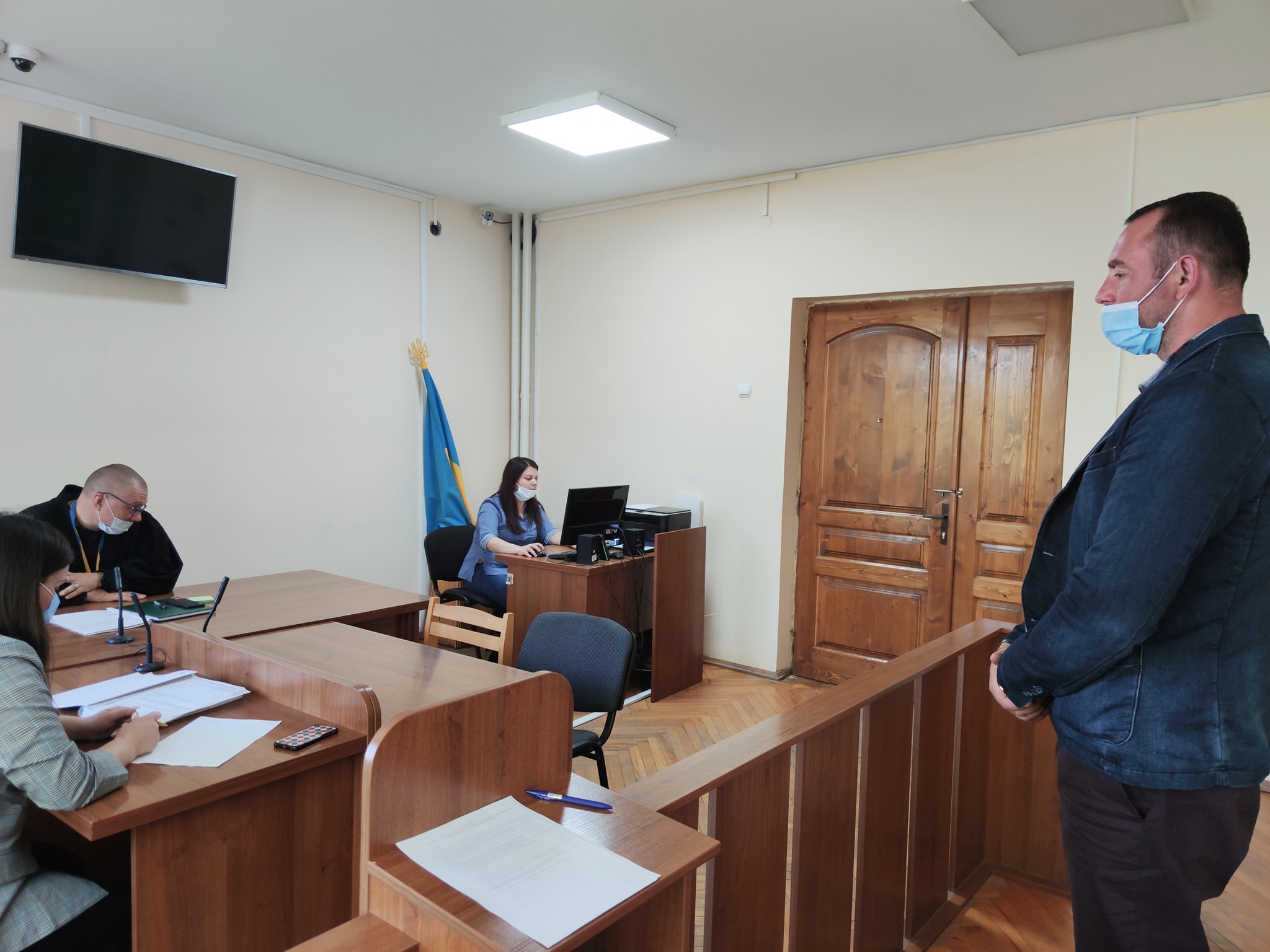 Суд в Ужгороді оштрафував обвинуваченого в нападі на активіста за неявку в засідання (ФОТО, ВІДЕО)