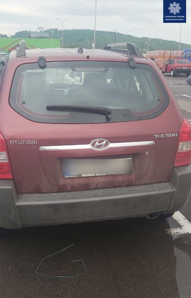 У Мукачеві розшукали водія, що наїхав на припарковане авто і залишив місце події (ФОТО)