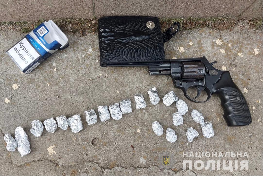 В Ужгороді затримали мешканця Дніпропетровщини з наркотиками і пістолетом (ФОТО)