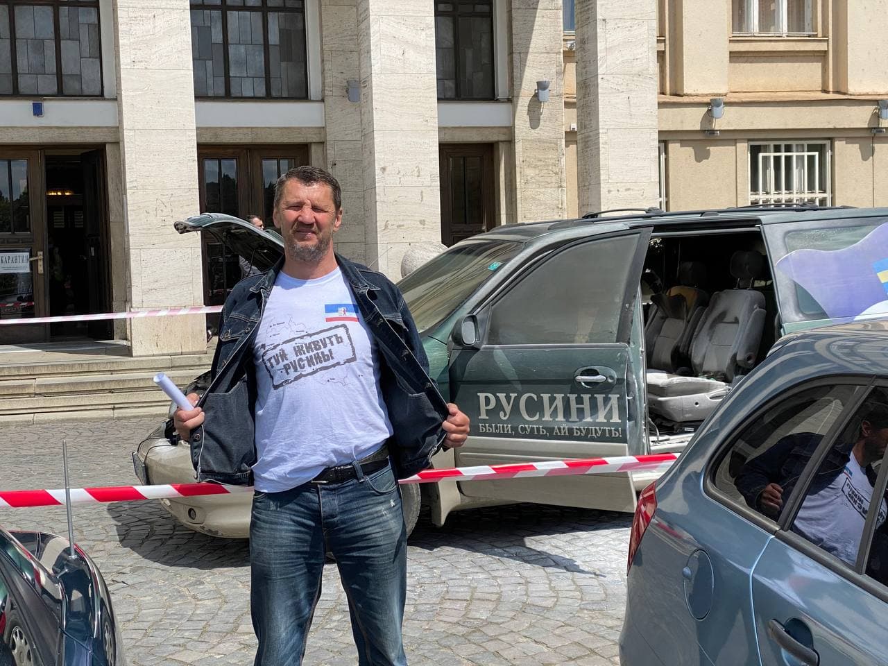 Псевдоактивіст Данацко підпалив перед Закарпатською ОДА свій "русинський" автомобіль (ФОТО, ВІДЕО)
