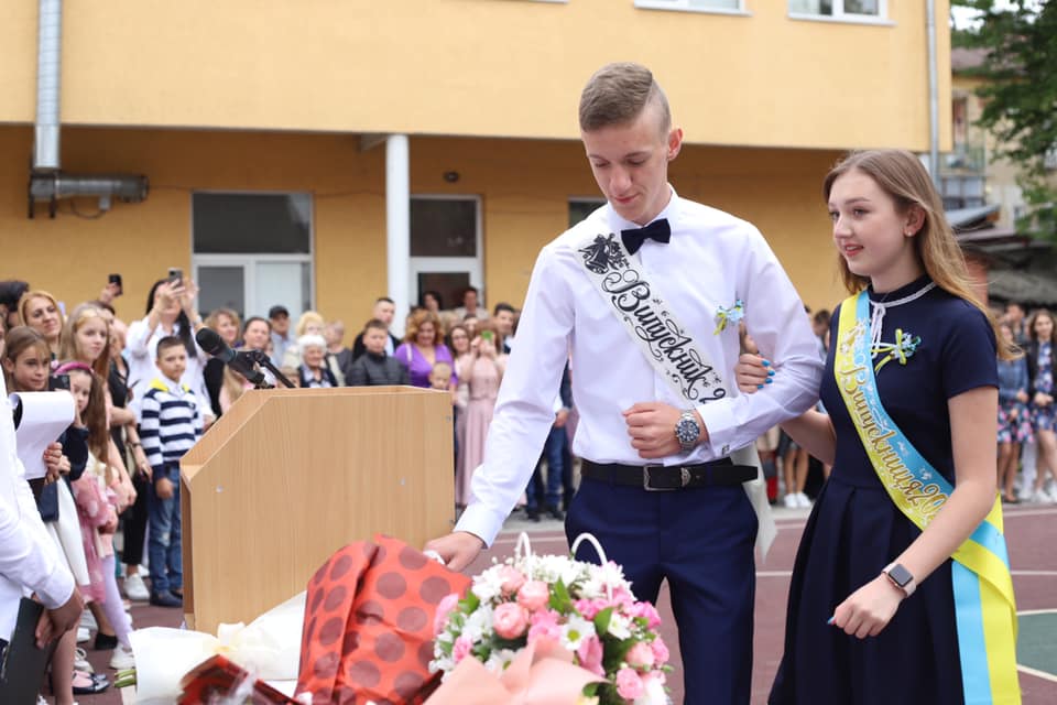 У школах Мукачева продзвенів останній дзвоник (ФОТО)