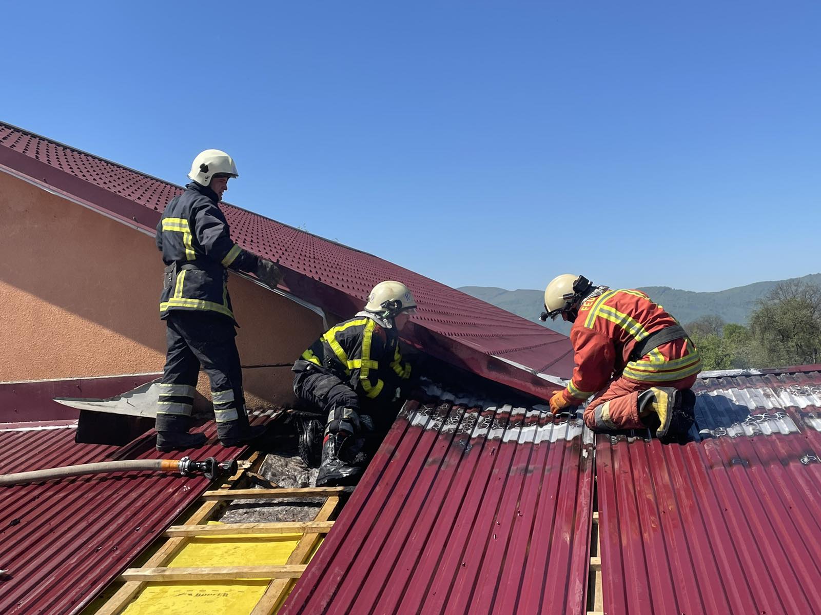 На Хустщині гасили пожежу у весільній залі, де того ж дня мало відбуватися свято (ФОТО)