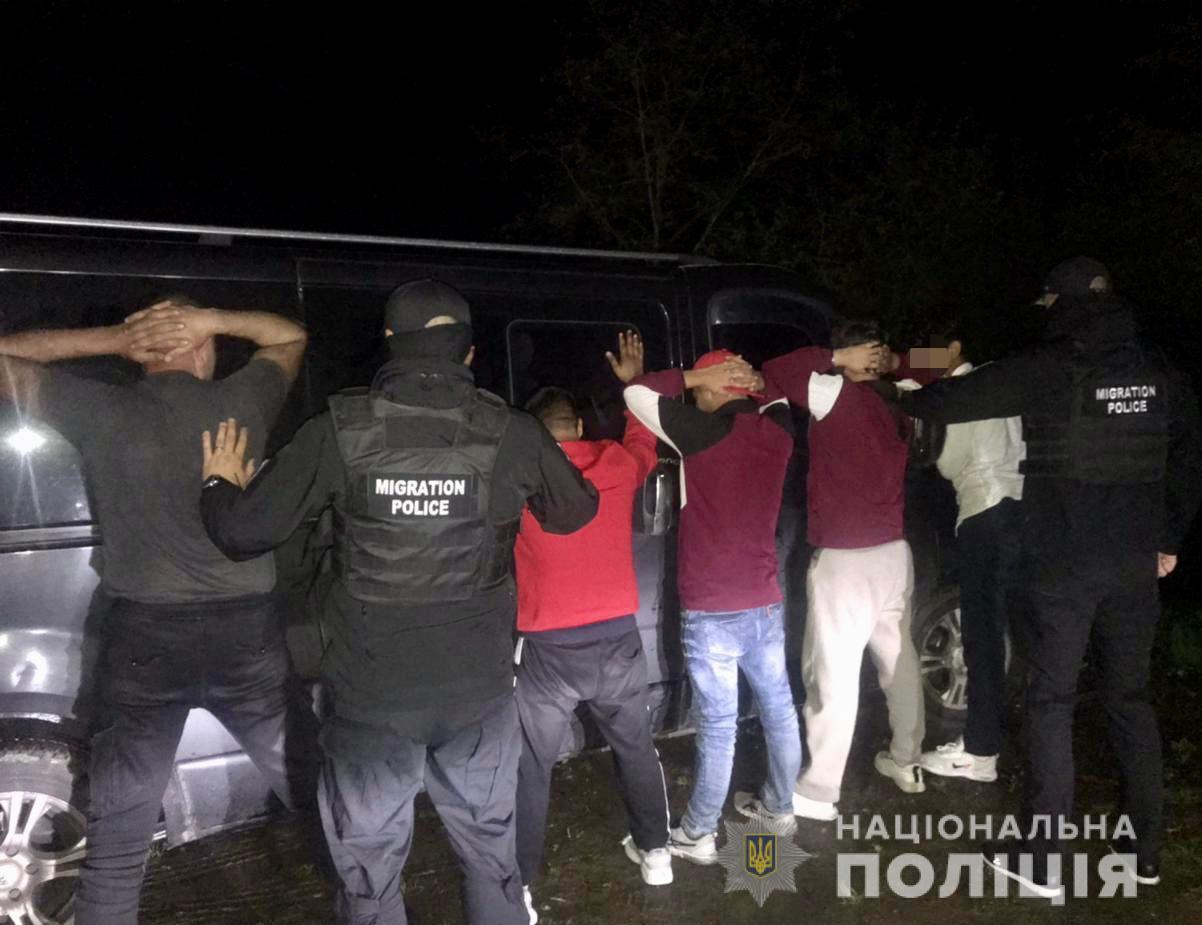 На в'їзді в Закарпатську область затримали автівку, в якій мешканець Львівщини перевозив нелегалів  