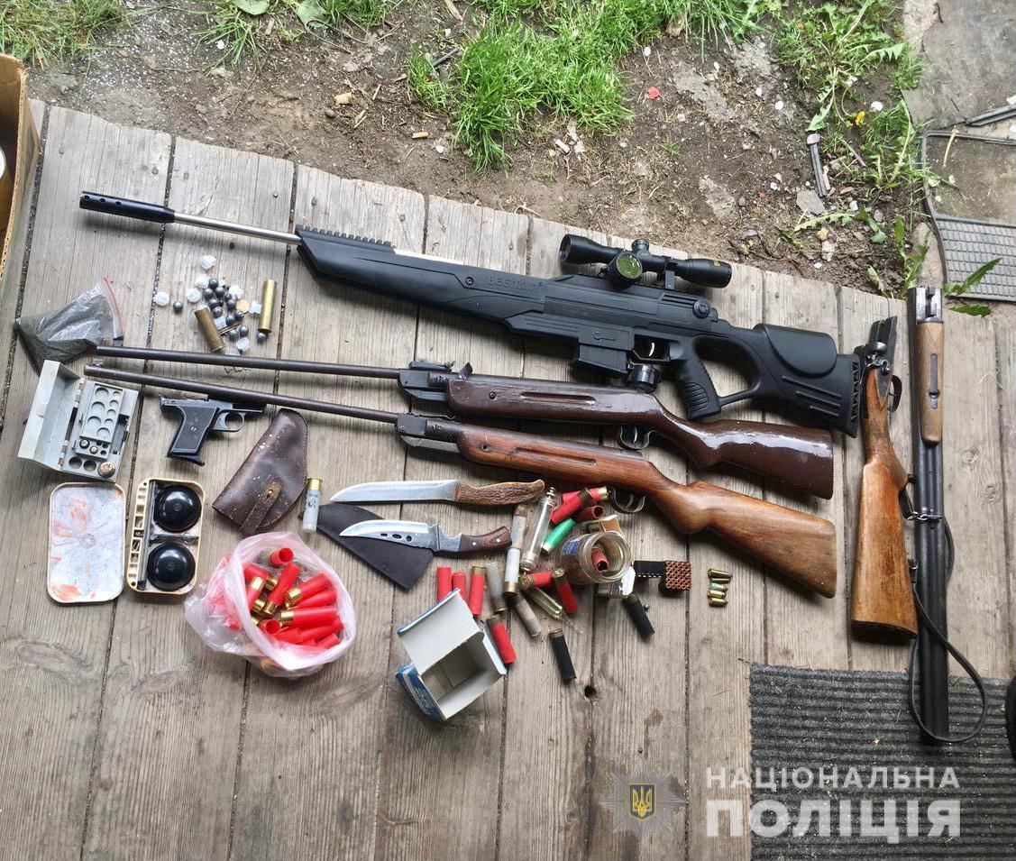 Під час обшуку будинків двох братів у Богдані на Рахівщині виявили цілий арсенал зброї (ФОТО)