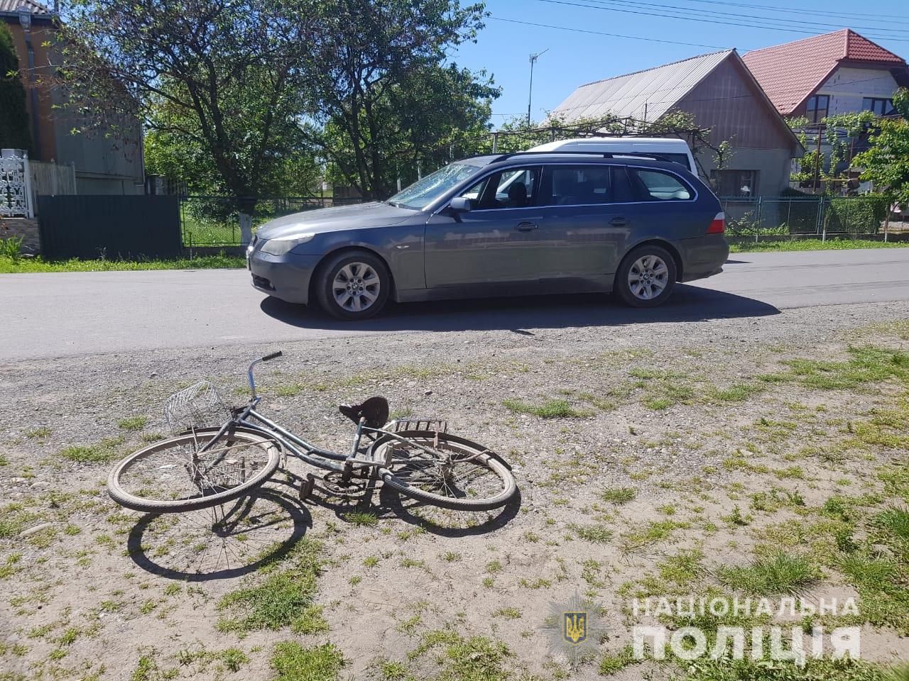 На Виноградівщині водій BMW на смерть збив пенсіонерку, що на велосипеді перетинала вулицю (ФОТО)