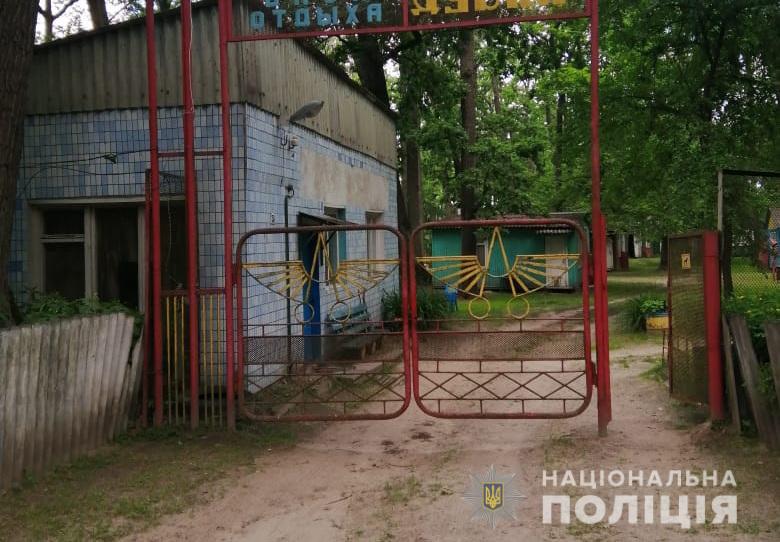 На Київщині двоє дітей з циганської родини впали у вигрібну яму: 10-річна дівчинка загинула, 4-річний хлопчик – у лікарні (ФОТО)