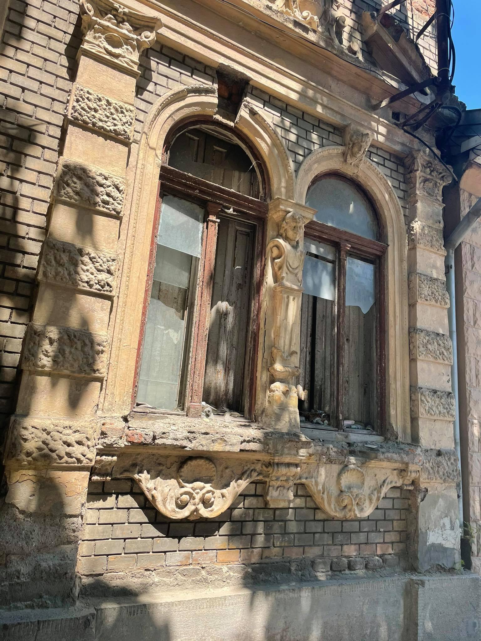 Роботи на фасаді будинку на вулиці Другетів, 65 в Ужгороді призупинили (ФОТО)