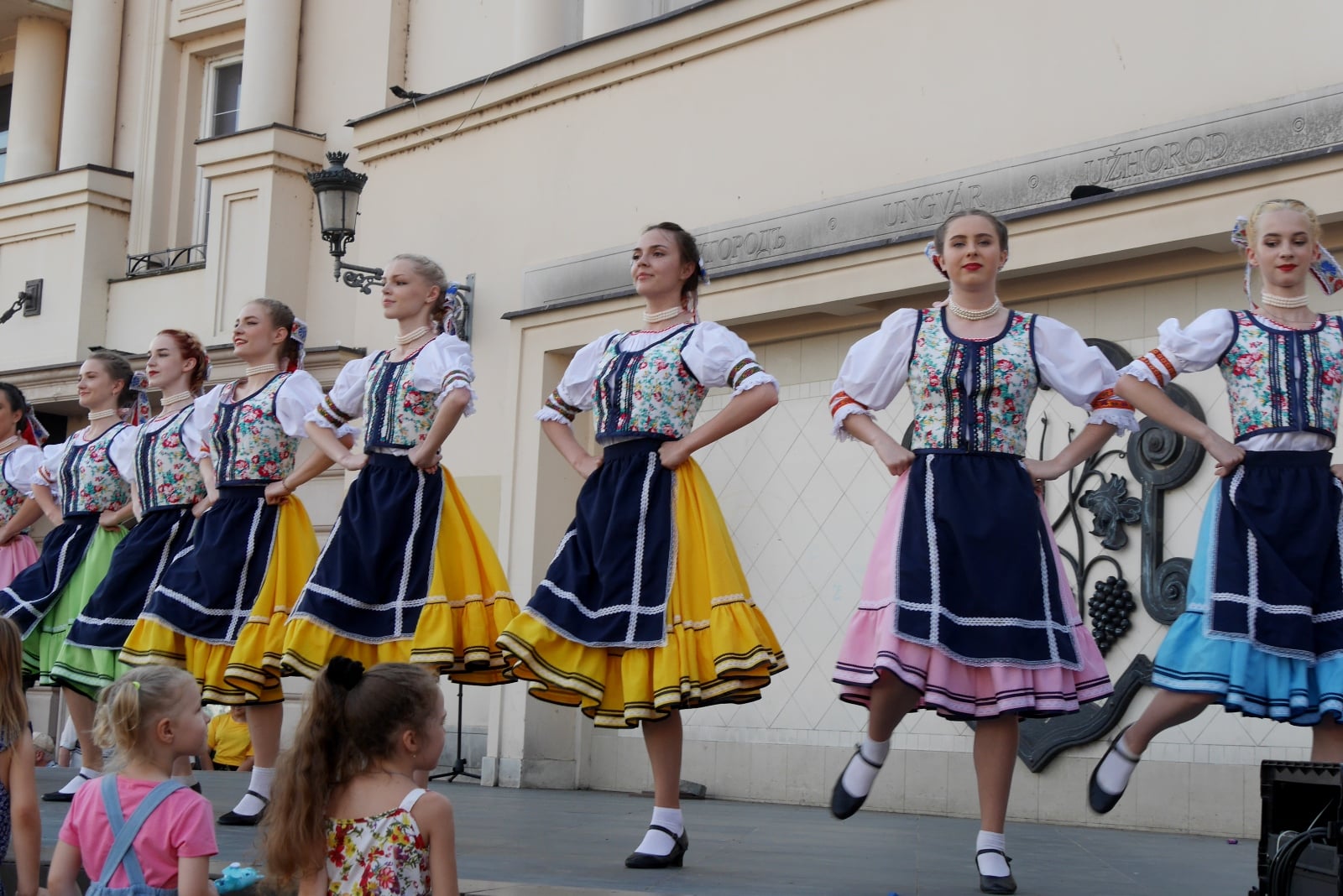 Святковий концерт до 25-ї річниці Конституції України представили на площі Театральній в Ужгороді (ФОТО)