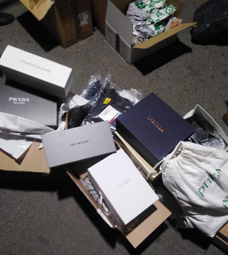 На МП "Тиса" в "італійському" бусі виявили 3 коробки та 2 сумки брендових речей (ФОТО)