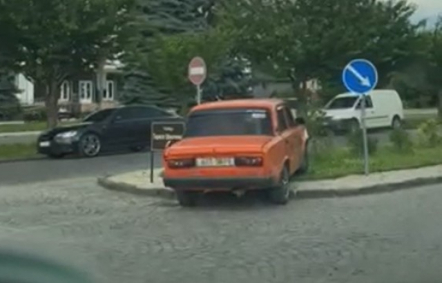 Унаслідок ДТП в Мукачеві одне авто опинилося на клумбі (ФОТО)