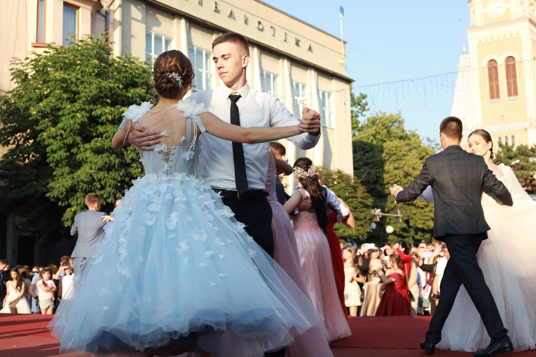 На центральній площі Мукачева відбувся традиційний парад випускників (ФОТО)