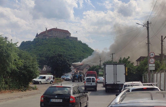 У Мукачеві гасять пожежу на території готелю (ФОТО, ВІДЕО)