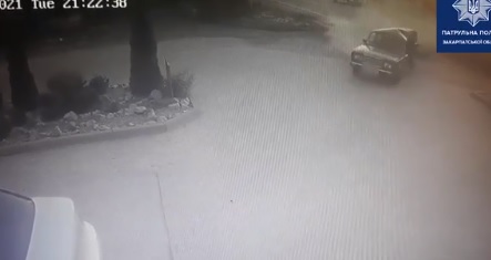 На виїзді з Мукачева нетверезий водій врізався у припаркований ВАЗ (ВІДЕО)