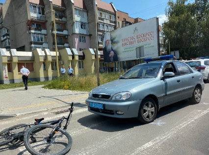 В Ужгороді поліцейське авто збило 14-річного велосипедиста, що їхав по пішохідному переходу (ФОТО)