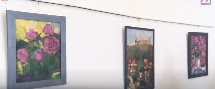 Художниця Тетяна Рибар презентувала у Мукачівському замку "свій кольоровий світ" (ВІДЕО) 