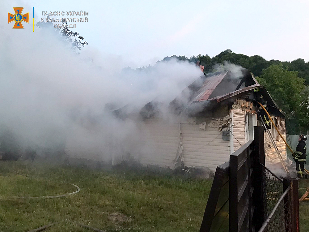 На Тячівщині гасили пожежу, що перекинулася з гаража на будинок (ФОТО)