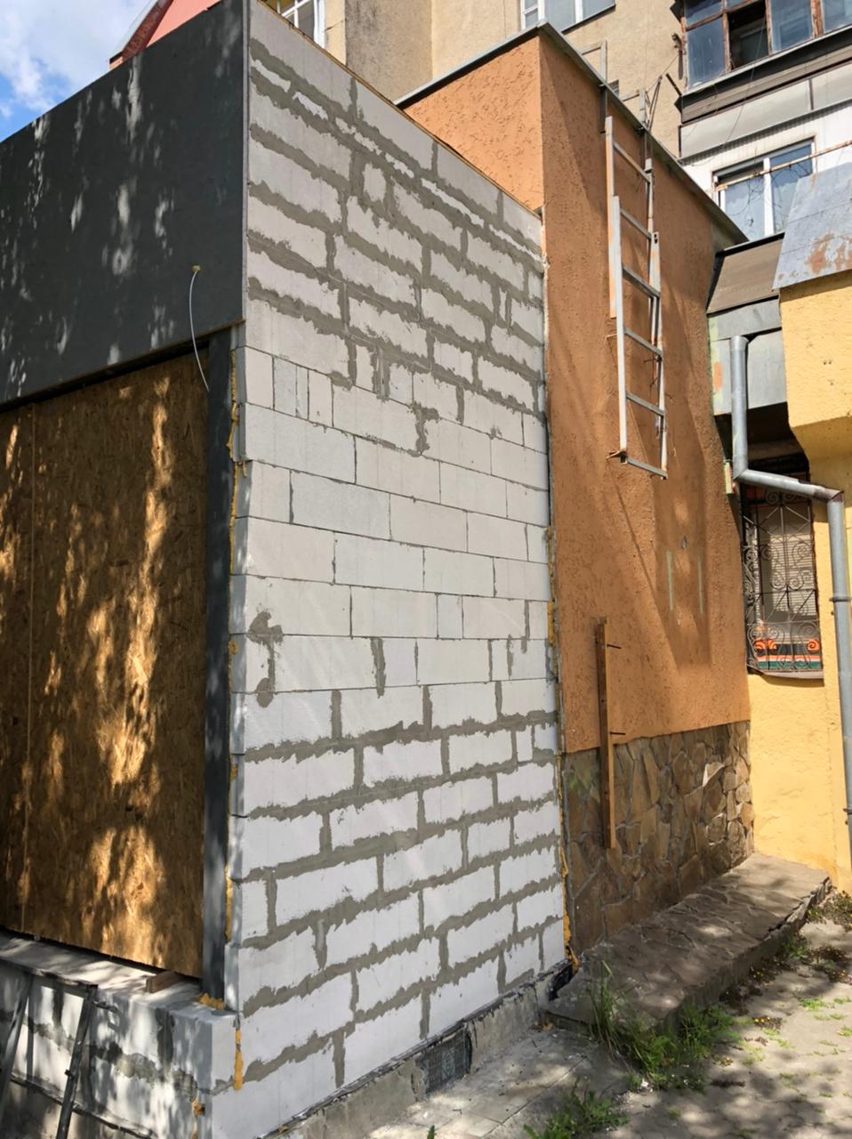 На вулиці Легоцького в Ужгороді виявили самовільне будівництво (ФОТО)