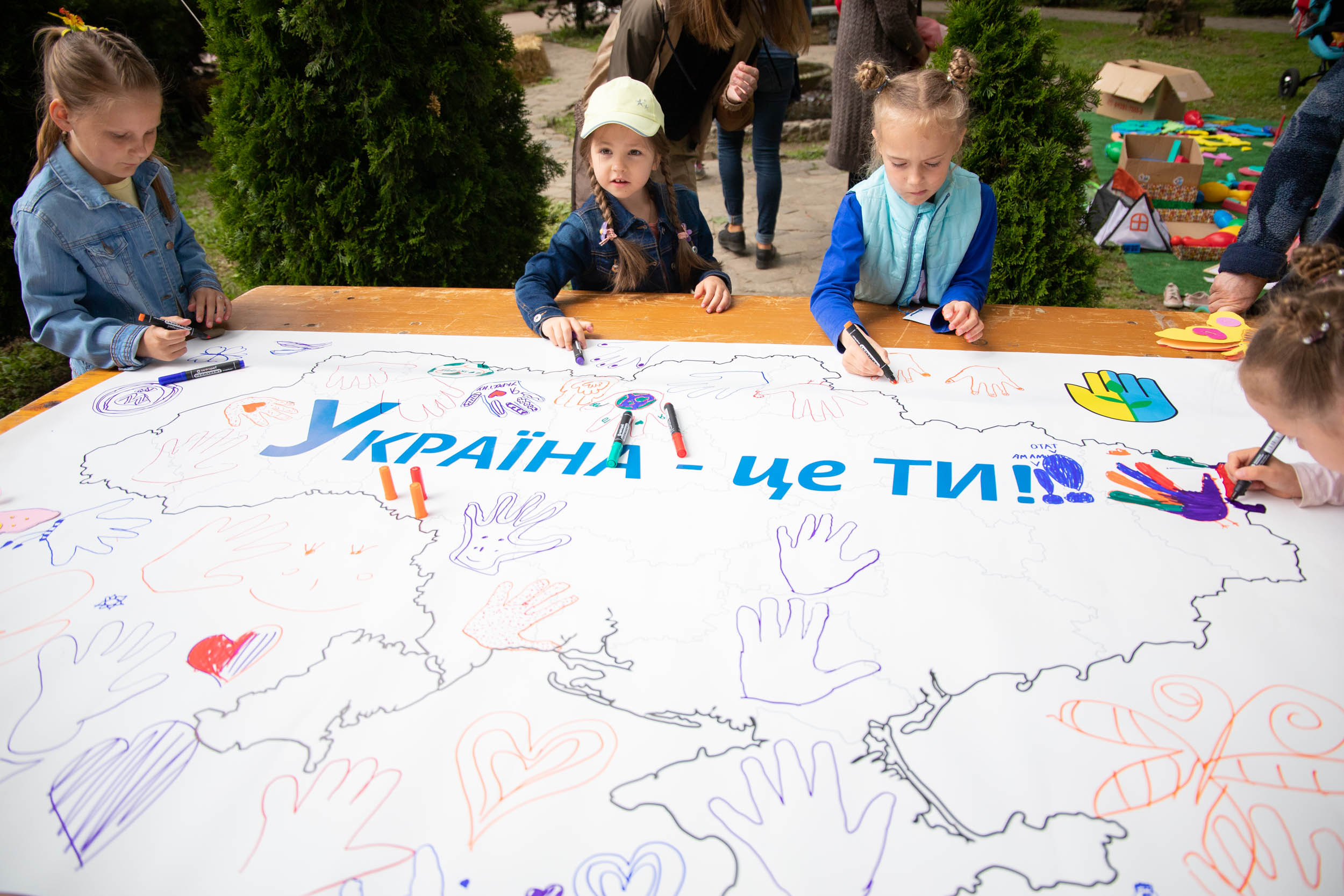 В Ужгороді до Міжнародного дня захисту дітей провели акцію "Україна – це ти" (ФОТО)