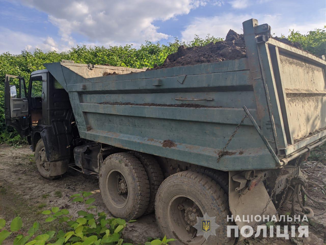 Поблизу Мукачева незаконно видобували ґрунт (ФОТО)
