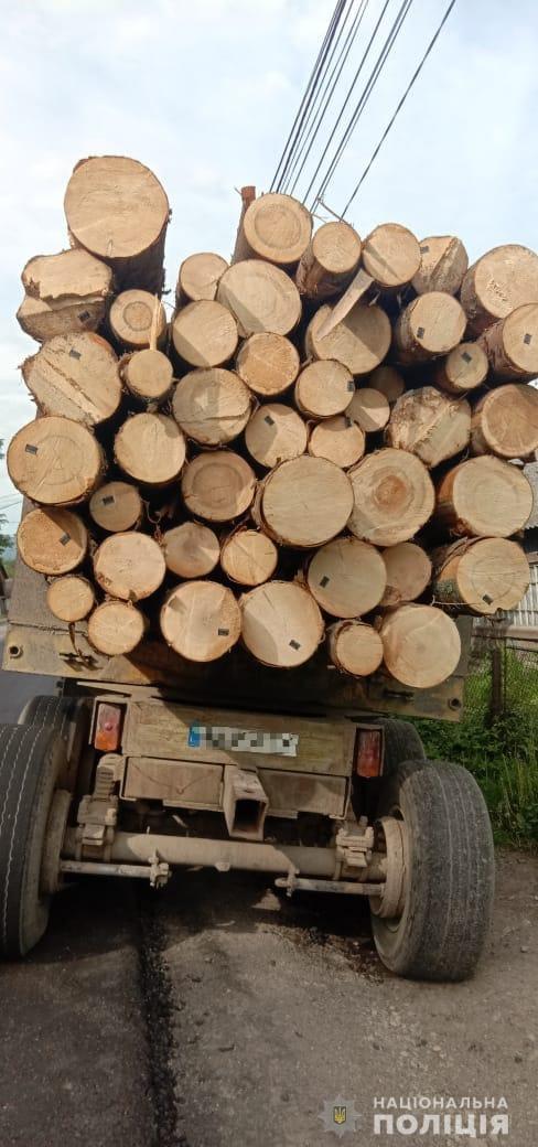 У Рахові зупинили УРАЛ із сумнівною деревиною (ФОТО)