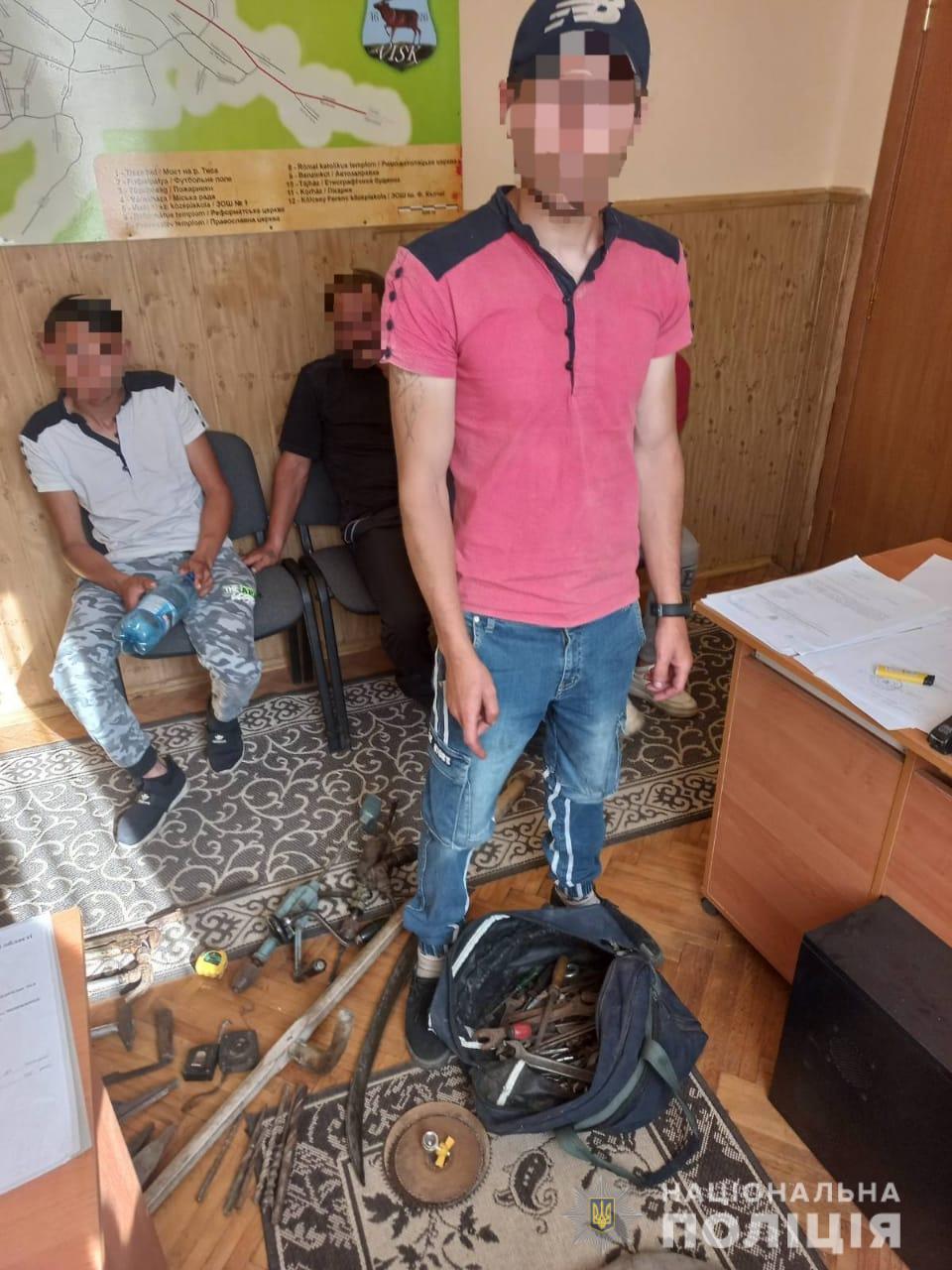 На Хустщині трійко молодиків винесли з підсобки пенсіонера електроінструменти (ФОТО)
