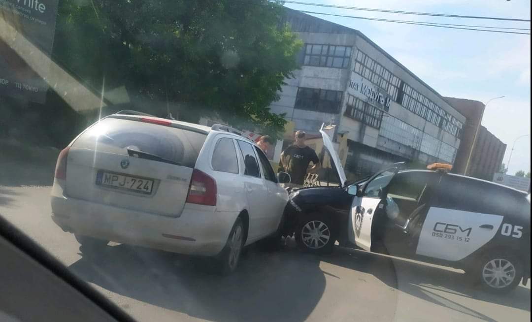 ФОТОФАКТ. В Ужгороді авто охоронної агенції "СБМ" спричинило ДТП