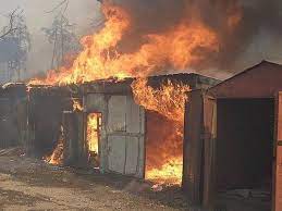 На Тячівщині разом із гаражем згоріли Hyundai Tucson і Skoda Roomster