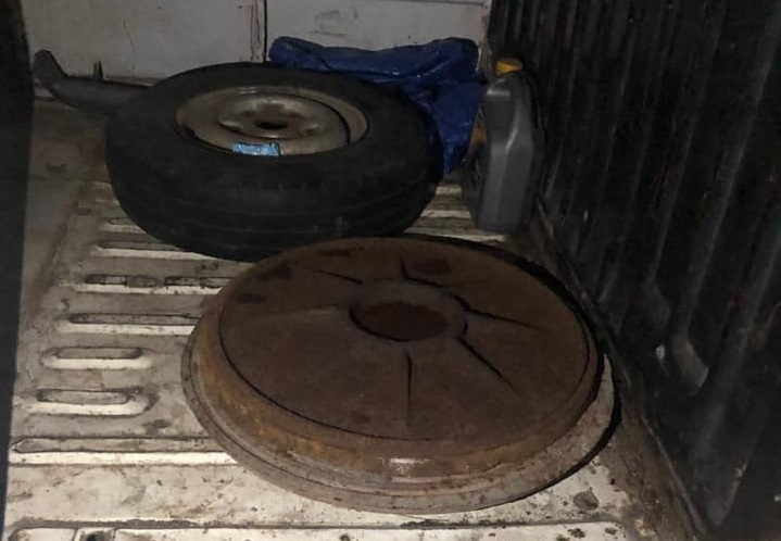 У Мукачеві водій "Форда" "під кайфом" віз у багажнику крадені кришки каналізаційних люків (ФОТО)