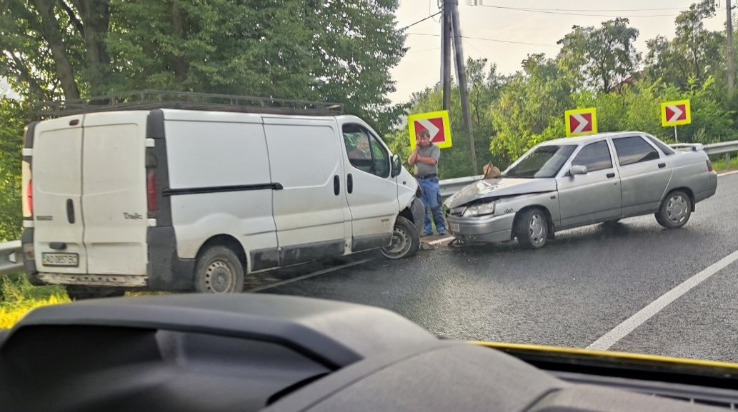На Мукачівщині зіткнулися Renault Trafic та ВАЗ 21010 (ФОТО, ВІДЕО)