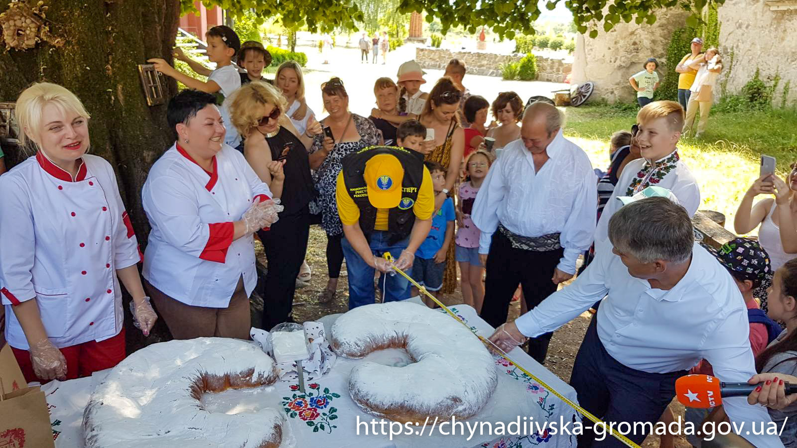 На Закарпатті на тематичному фестивалі спекли рекордно довгий в Україні кіфлик (ФОТО)