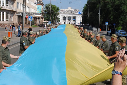 У Маріуполі до річниці 128-ої закарпатської ОГШбр встановили рекорд України, розгорнувши велетенський прапор (ФОТО)
