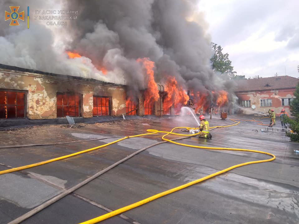 В Ужгороді пожежні локалізували масштабну пожежу в складських приміщеннях