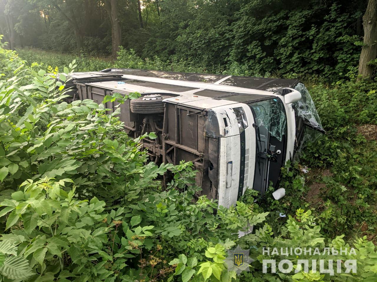 На Рівненщині перекинувся автобус, серед пасажирів були й мешканці Закарпаття (ФОТО)