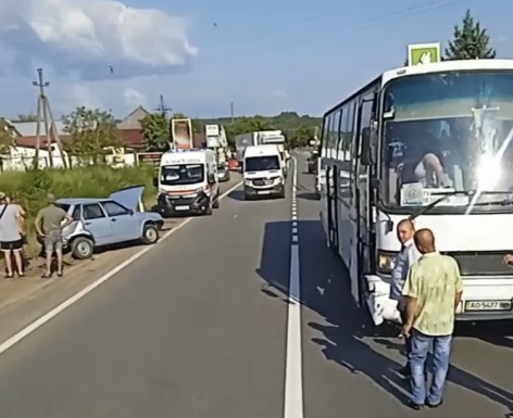 У Залужжі на Мукачівщині автобус зіткнувся з легковиком (ФОТО)