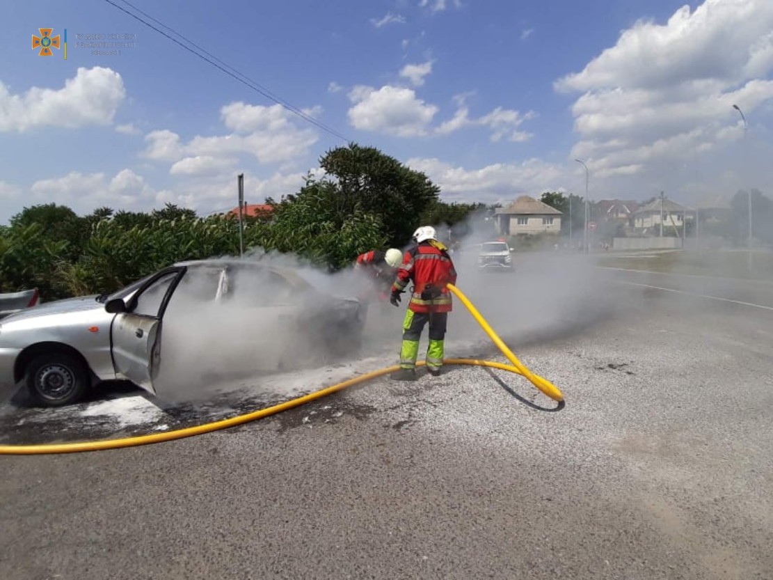 На Ужгородщині біля АЗС на ходу спалахнув автомобіль (ОФІЦІЙНО)