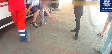 В Ужгороді п'яний чоловік, що лежав на пероні, після прибуття наряду поліції кинувся на патрульну (ВІДЕО)