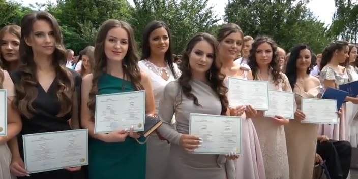 У гуманітарно-педагогічному коледжі Мукачівського державного університету вручили дипломи випускникам (ВІДЕО)